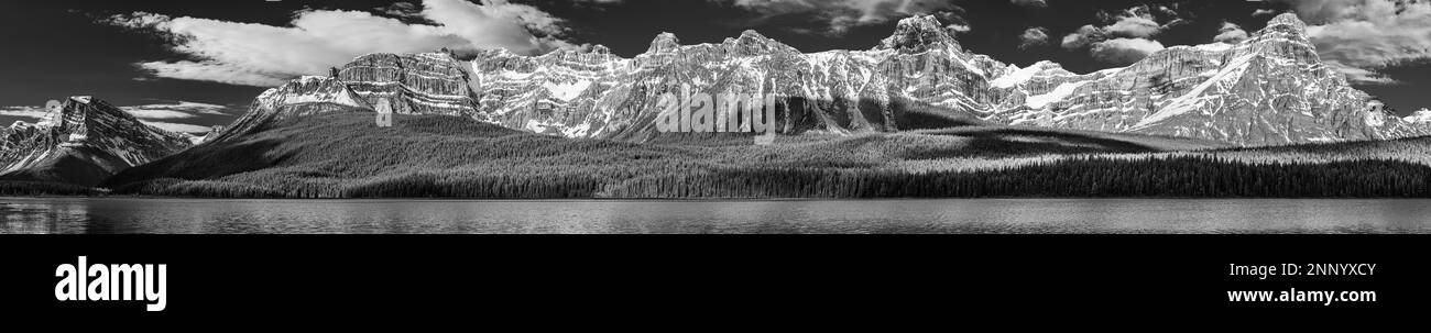 Upper Waterfowl Lake, Mount Patterson, Howse Peak e Mount White Pyramid, Alberta, Canada Foto Stock
