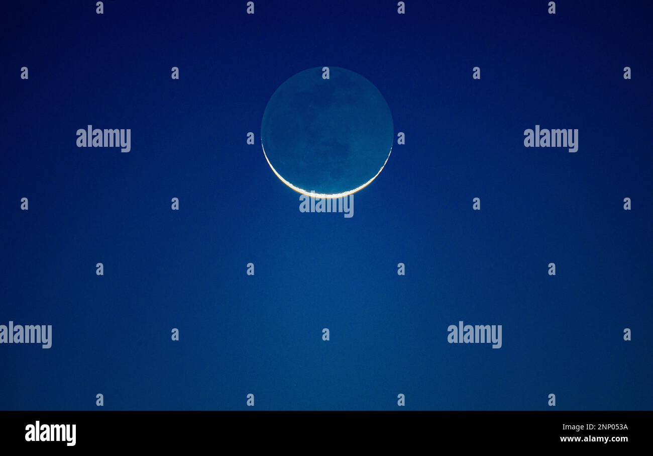 Luna di mezzaluna contro il cielo blu notturno Foto Stock