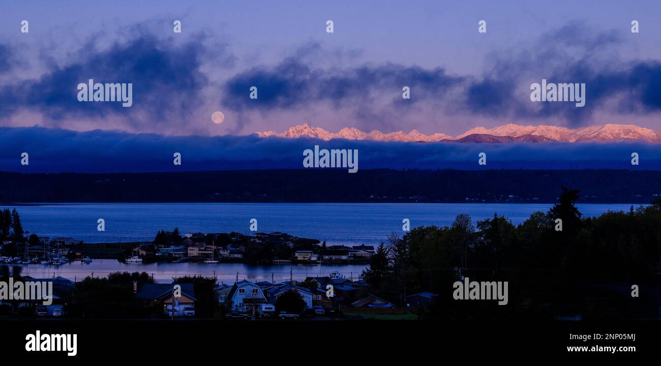 Cielo al tramonto sopra la costa dello Stato di Washington, USA Foto Stock