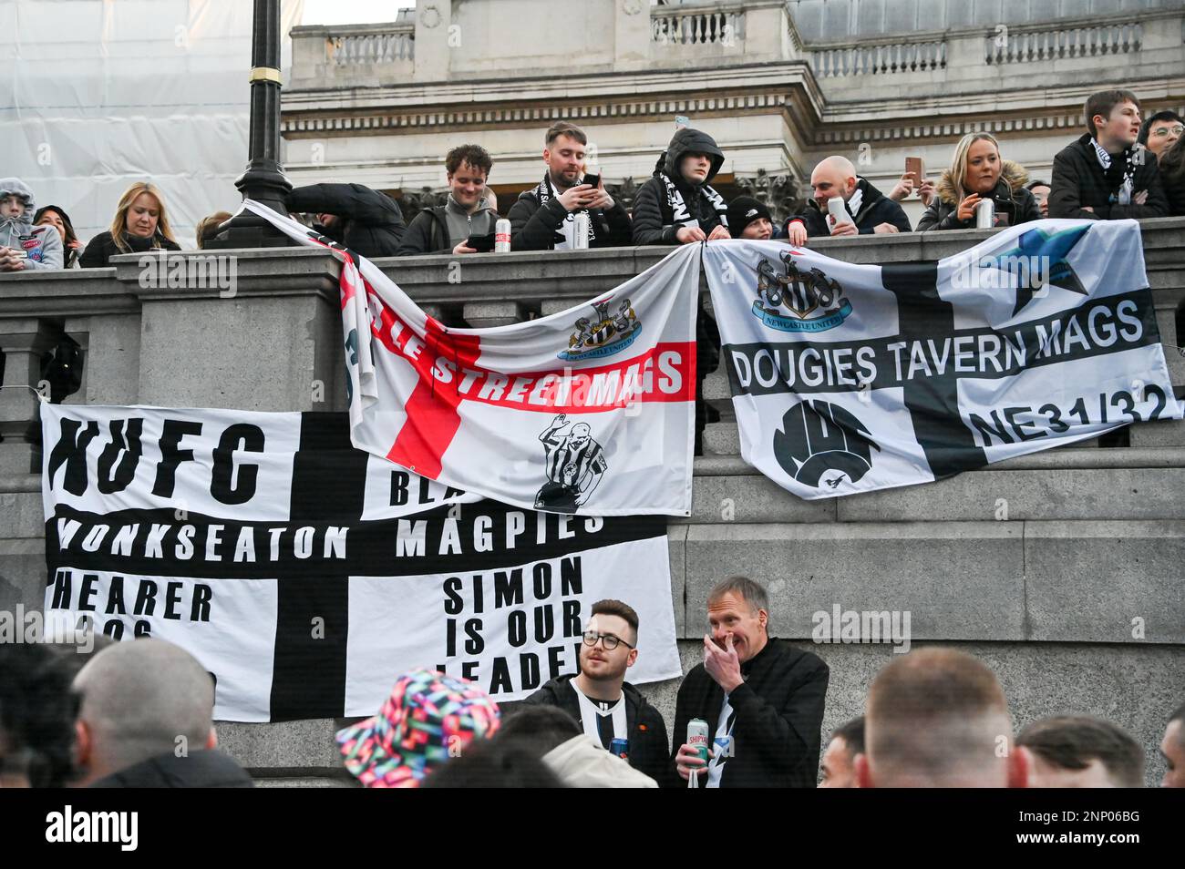 Londra, Regno Unito. 25th Feb 2023. Migliaia di fan di Newcastle assorbiano Trafalgar Square a Londra e si scaldano davanti alla partita contro il Manchester United. La finale della Carabao Cup si terrà il 26 febbraio alle ore 4,30. Credit: Vedi li/Picture Capital/Alamy Live News Foto Stock