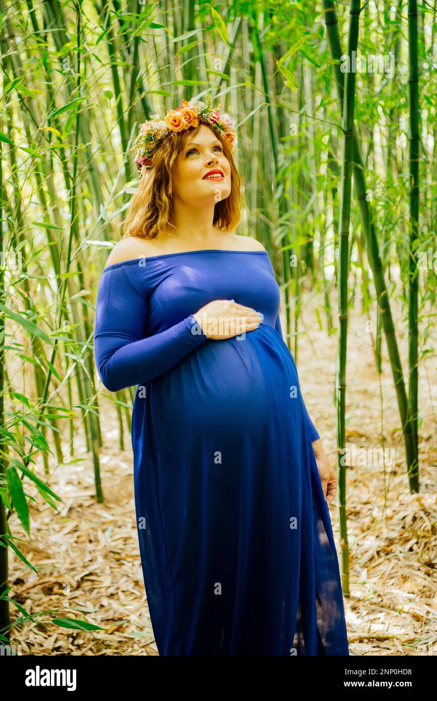 Donna incinta in una foresta di bambù Foto Stock