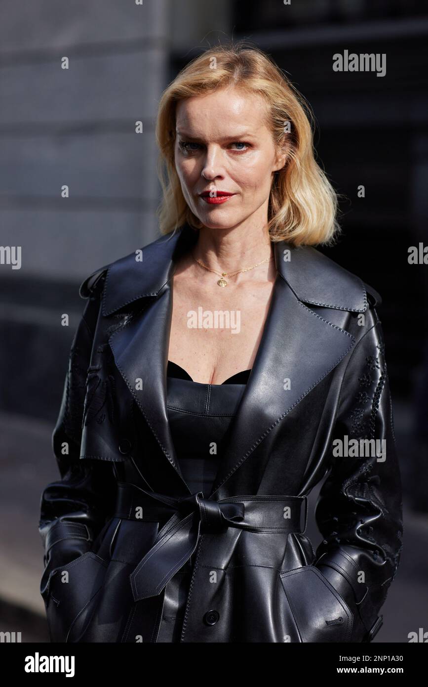 Supermodella Eva Herzigova al di fuori della sfilata di moda Ermanno Scervino durante la settimana della moda di Milano Womenswear Autunno/Inverno 2023/2024 Foto Stock