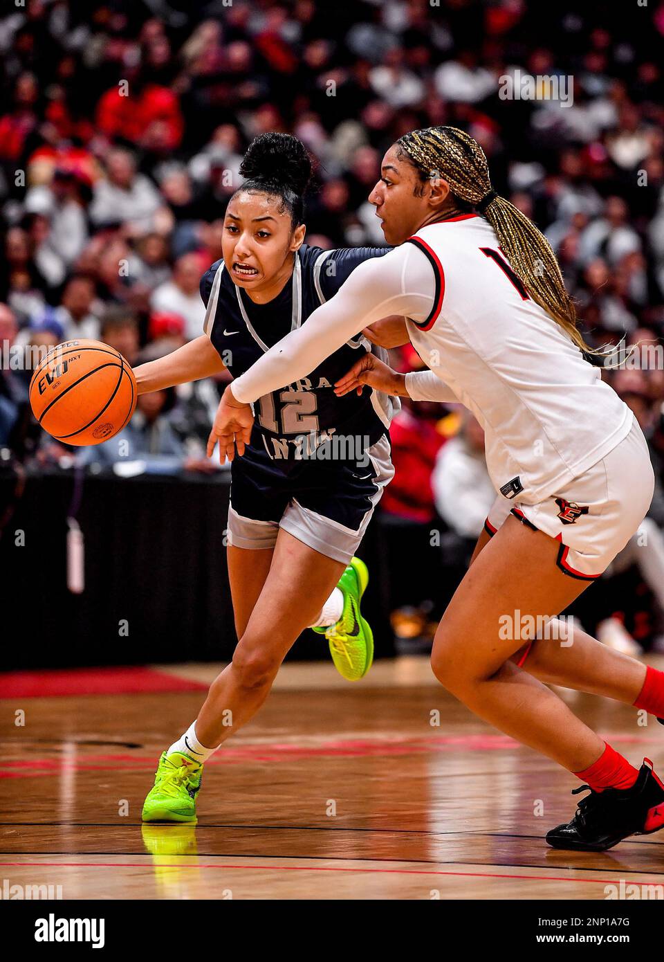 25 febbraio 2023 Anaheim, CA.Sierra Canyon (12) Juju Watkins guida il baseline al basket durante il CIF-SS Girls Open DIV Basketball Championship Game. Sierra Canyon vs Etiwanda.Sierra Canyon sconfigge Etiwanda 70-57.Louis Lopez/esposizione moderna/Cal Sport Media Foto Stock