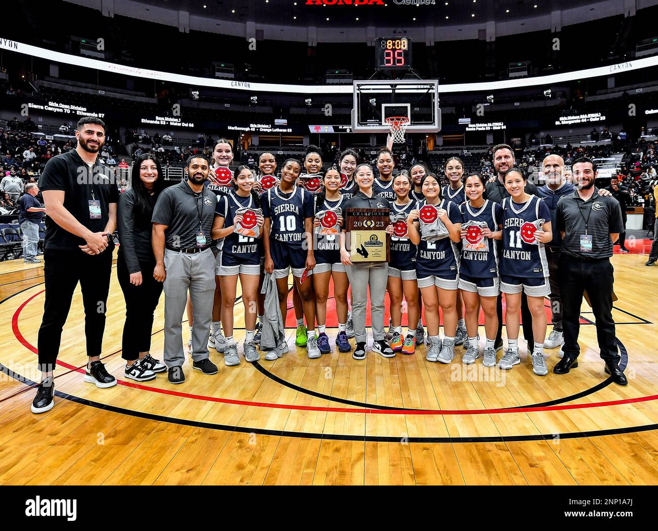 25 febbraio 2023 Anaheim, CA.The Sierra Canyon Trailblazers posa per una foto di squadra dopo aver vinto il CIF-SS Girls Open DIV Basketball Championship Game. Sierra Canyon vs Etiwanda.Sierra Canyon sconfigge Etiwanda 70-57.Louis Lopez/esposizione moderna/Cal Sport Media Foto Stock