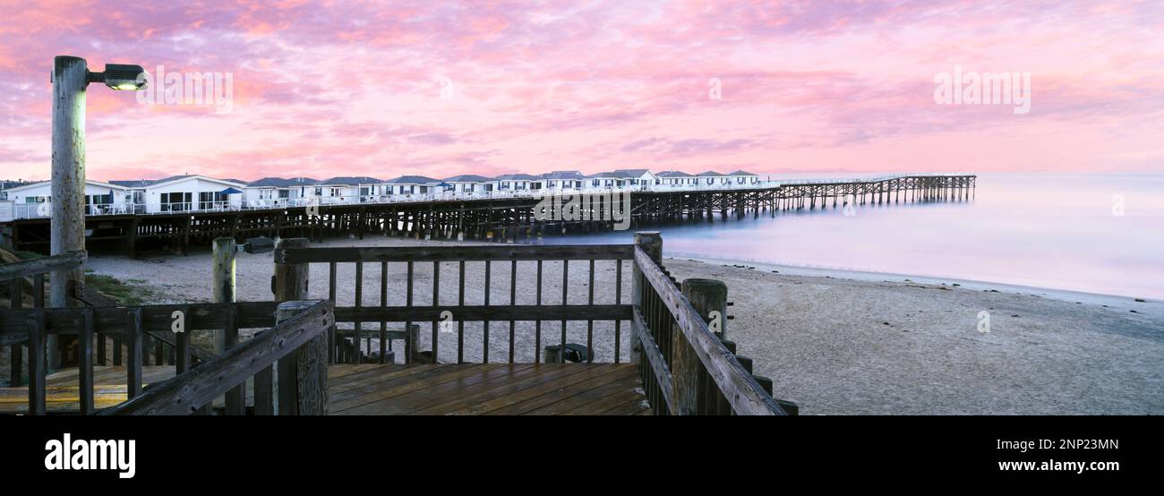 Persone sul molo al tramonto, Crystal Pier, Pacific Beach, San Diego, California, Stati Uniti Foto Stock