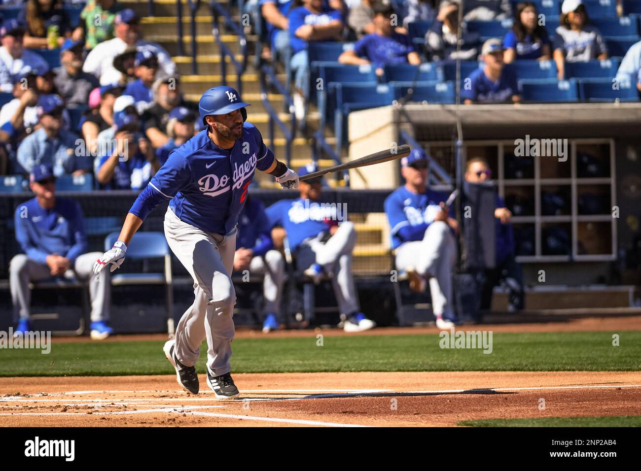 I Los Angeles Dodgers, designato come battitore JD Martinez (28), vola verso i Milwaukee Brewers, l'esterno sinistro Sal Frelick (79) nel primo inning contro i Milwaukee Brewers durante una partita di baseball degli American Family Fields of Phoenix, sabato 25 febbraio 2023, a Phoenix, AZ. I Brewers sconfissero i Dodgers 7-4. (Thomas Fernandez / immagine dello sport) Foto Stock