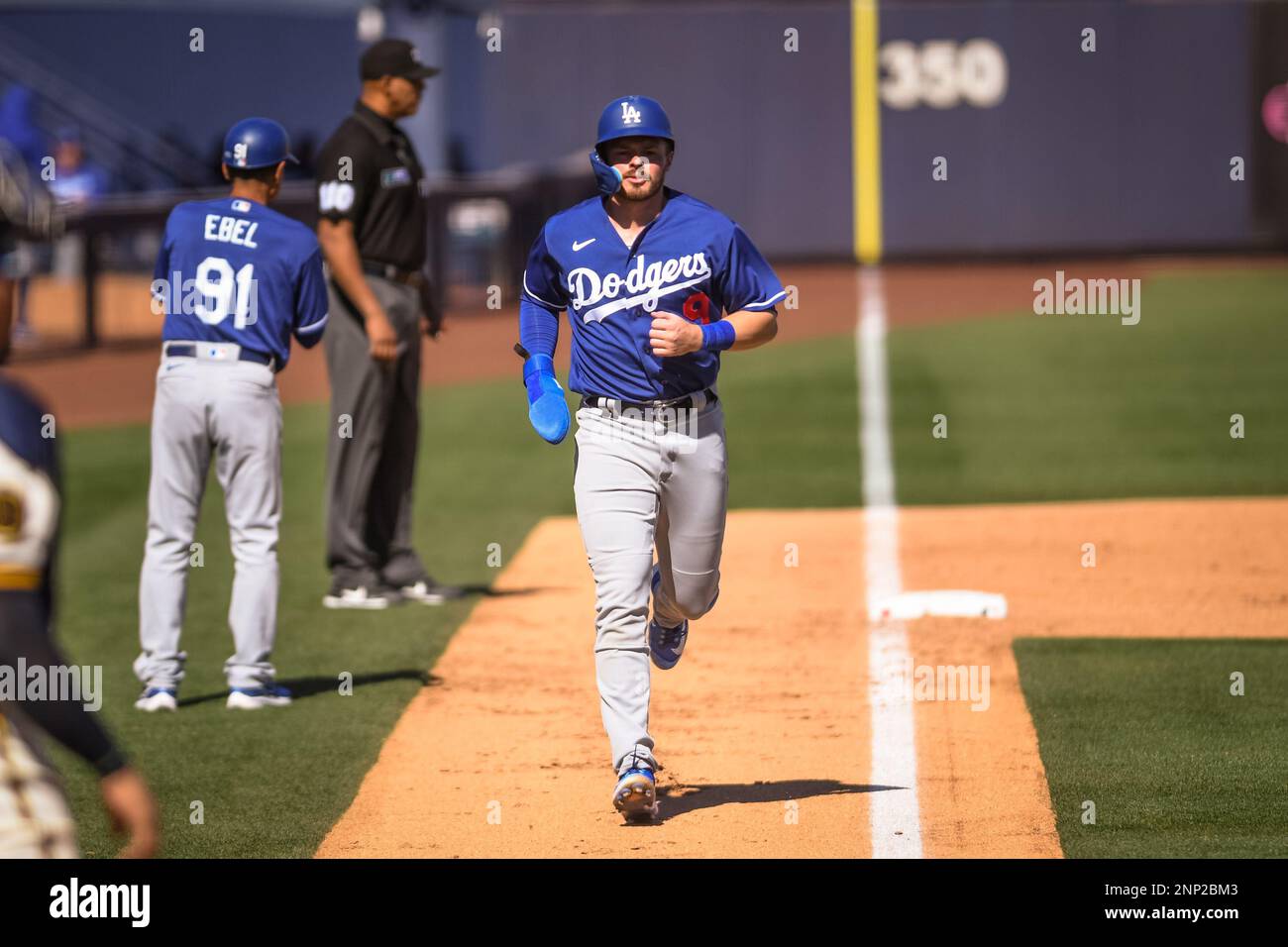 L'interbase dei Los Angeles Dodgers Gavin Lux (9) round terza base dopo il primo base Freddie Freeman (5) Homers nel terzo inning contro i Milwaukee Brewers durante una partita di baseball primaverile della MLB all'American Family Fields of Phoenix, sabato 25 febbraio 2023, a Phoenix, AZ. I Brewers sconfissero i Dodgers 7-4. (Thomas Fernandez / immagine dello sport) Foto Stock