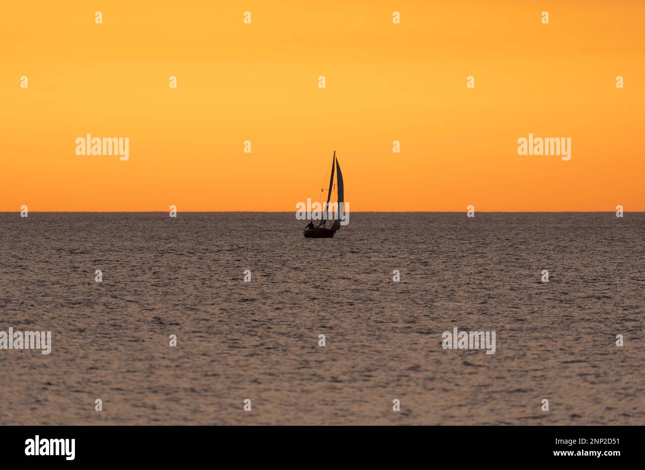 Barca a vela all'orizzonte all'alba, Portogallo Foto Stock