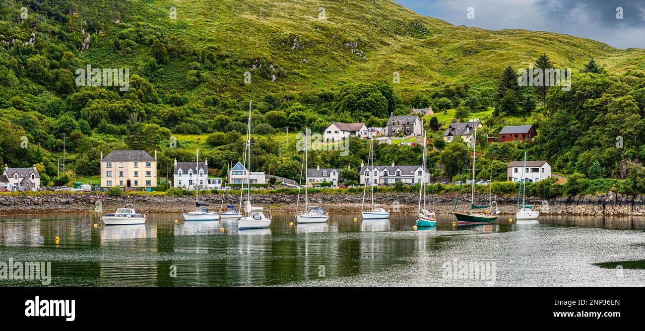 Case e barche, Armadale, Isola di Skye, Scozia, Regno Unito Foto Stock