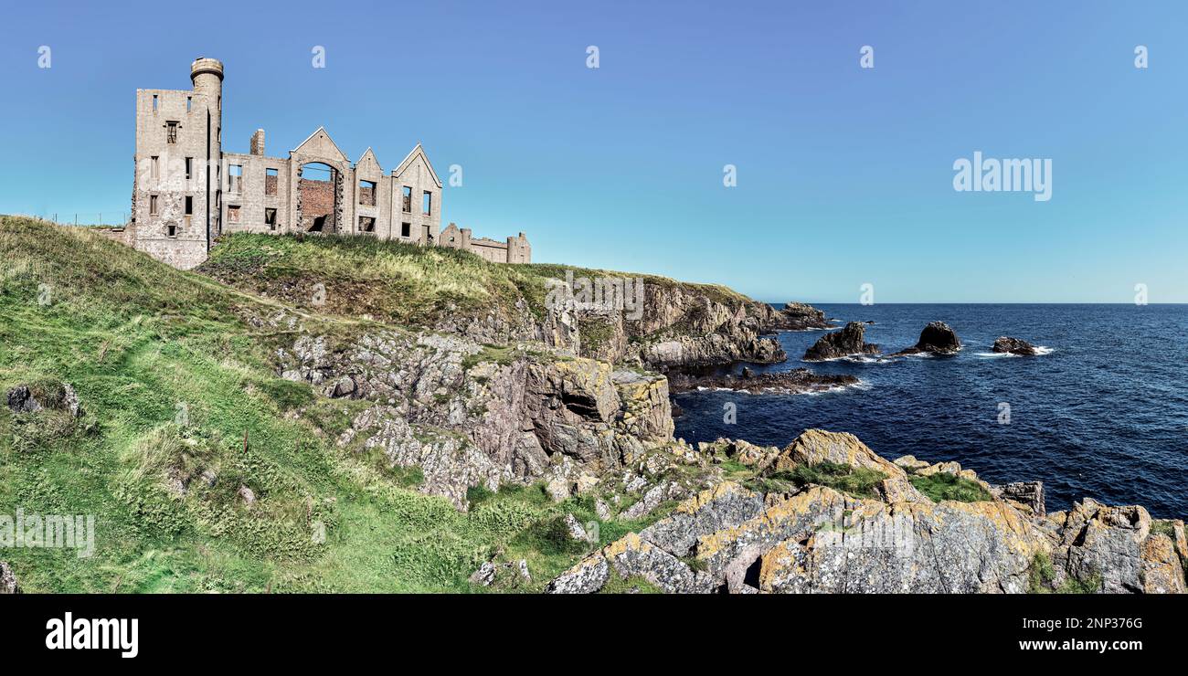 Castello in rovina sulla costa del mare, Castello di Slains, Aberdeen, Scozia, Regno Unito Foto Stock