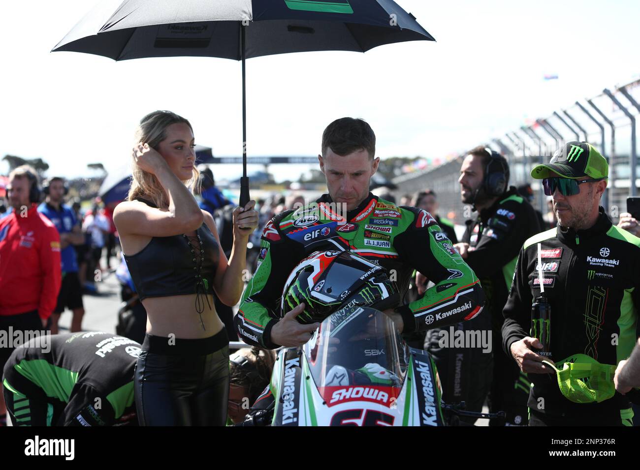 Victoria, Australia. 26th Feb, 2023. Jonathan Rea (GBR)racing per il Kawasaki Racing Team WorldSBK-siede in griglia prima della seconda gara durante il 2023° round australiano Grand Ridge del Campionato Mondiale Motul FIM Superbike 2023 a Phillip Island, Australia, il 26 febbraio 2023 - Image Credit: brett keating/Alamy Live News Foto Stock