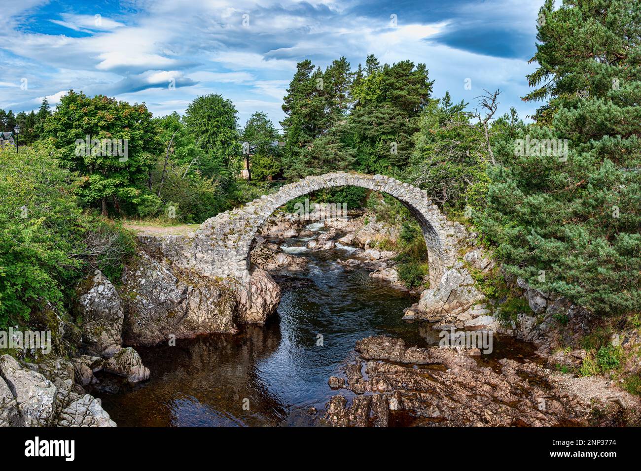 Ponte di pietra sul fiume, Cartridge, Scotlad, Regno Unito Foto Stock