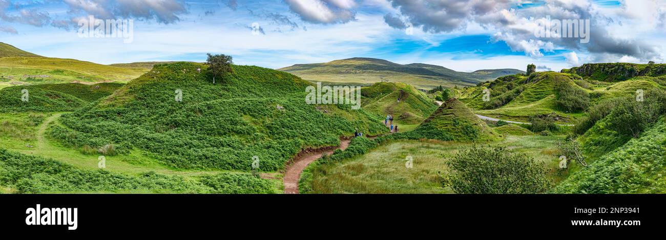 Percorso tra le colline, Fairy Glen sull'isola di Skye, Scozia, Regno Unito Foto Stock