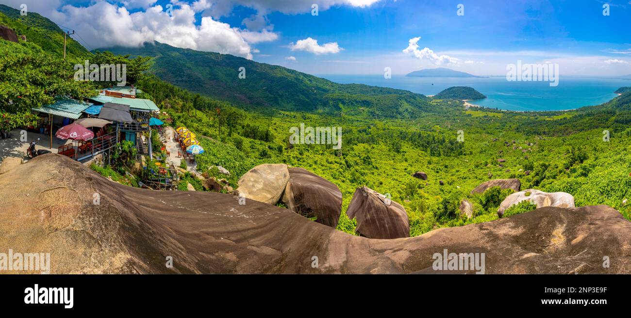 Valle e costa del mare, Hai Van Pass, da Nang, Vietnam Foto Stock