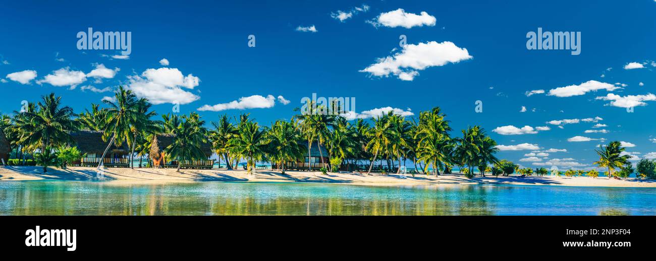 Spiaggia tropicale, Aitutaki Lagoon Private Island Resort, Isole Cook Foto Stock