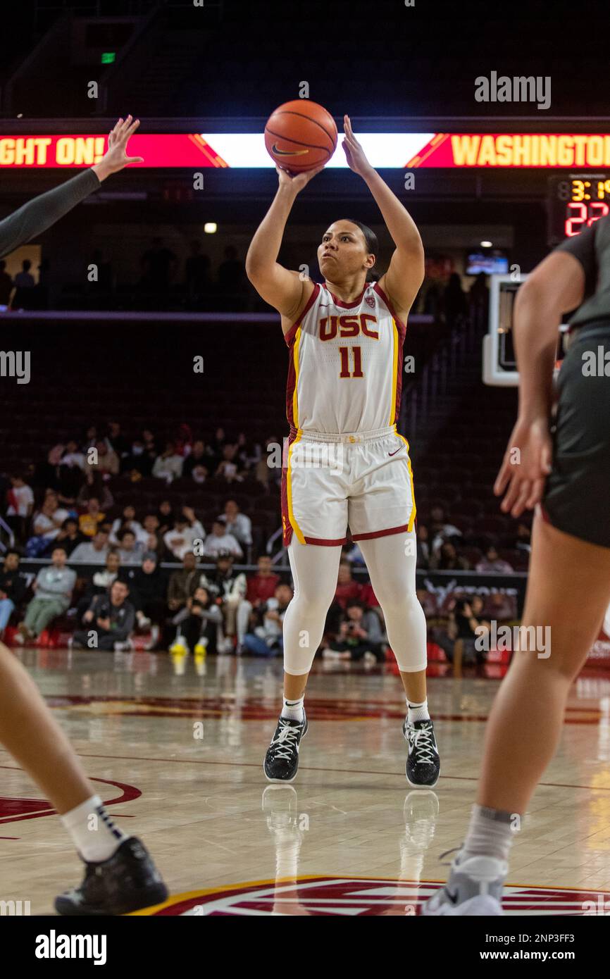 I Southern California Trojans guardano Destiny Littleton (11) nel primo quarto durante una partita di stagione regolare al Galen Center sabato 25 febbraio 2023 a Los Angeles, California. I Troiani sconfissero i Cougars 68-65. (Aliyah Navarro/immagine dello sport) Foto Stock