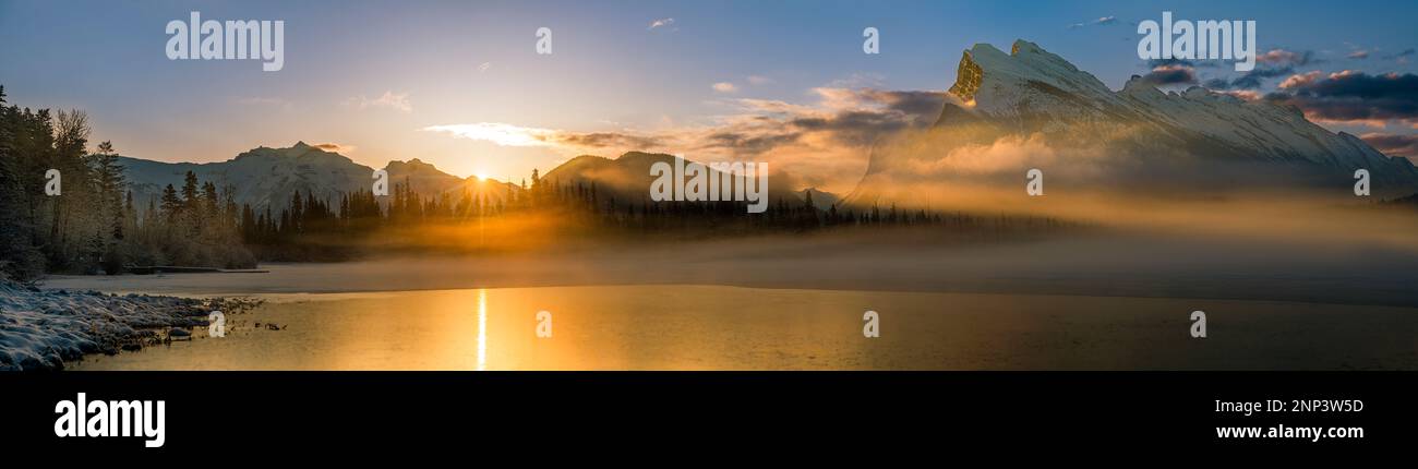 Mount Rundle e Vermillion Lake, Alberta, Canada Foto Stock