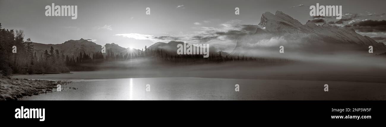 Mount Rundle e Vermillion Lake, Alberta, Canada Foto Stock