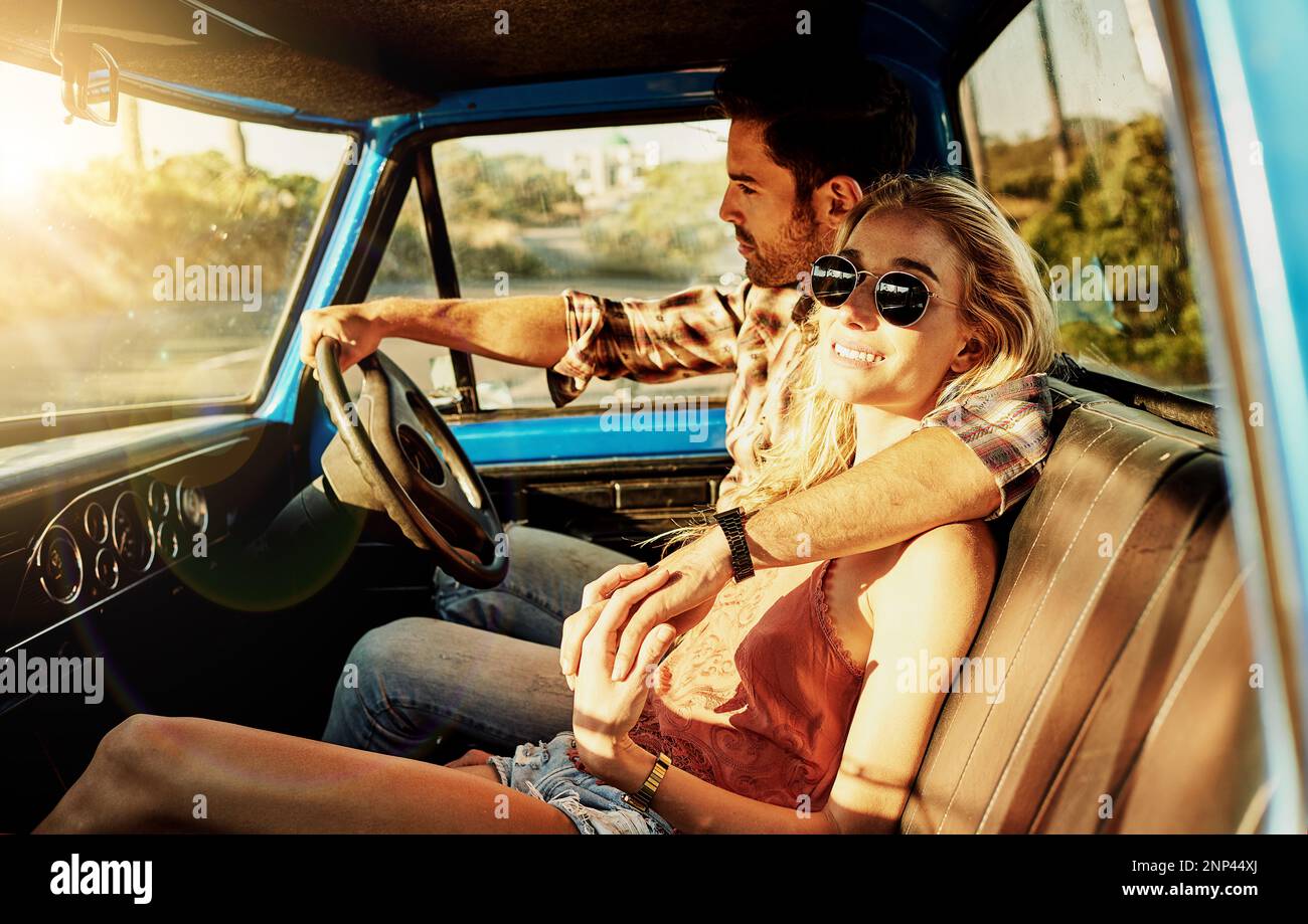 Questo è l'ultimo viaggio in auto. una giovane coppia in viaggio su strada con il loro camion. Foto Stock