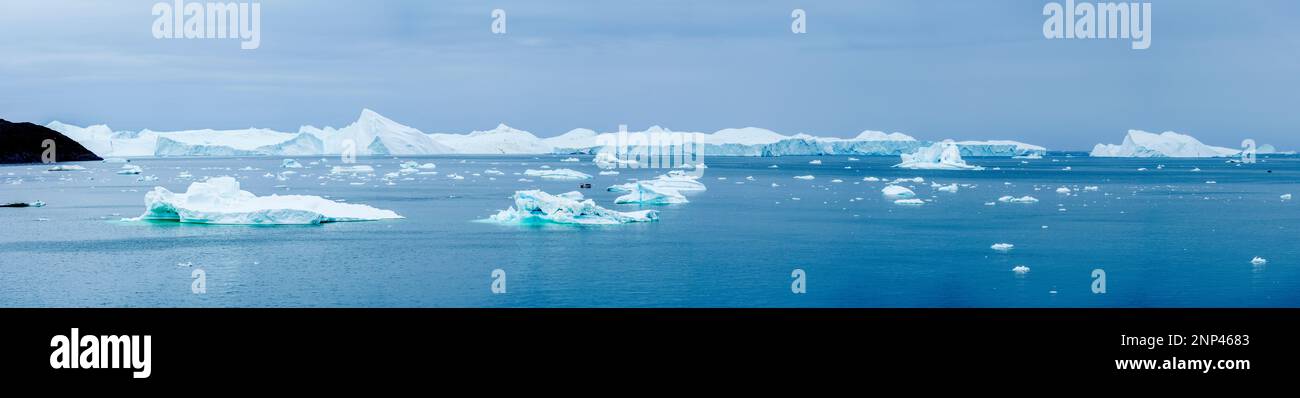 Maestosi iceberg sul mare, Ilulissat Harbord, Groenlandia Foto Stock