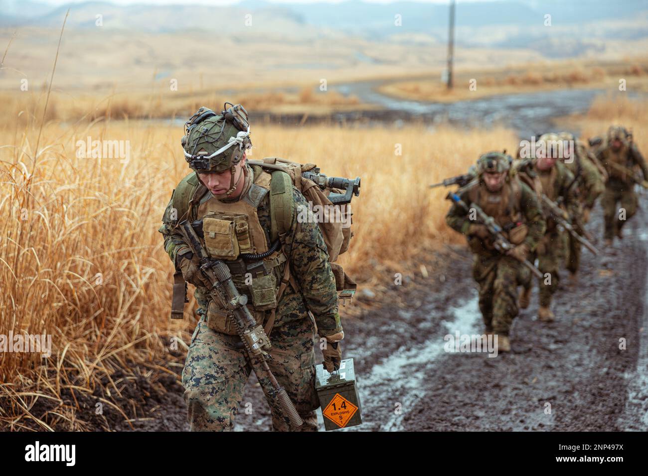 Hijudai, Giappone. 24th Feb, 2023. STATI UNITI Michael helpenstell, un cecchino scout con Battalion Landing Team 1/4, 31st Marine Expeditionary Unit, conduce la sua squadra di cecchini scout al nido del cecchino prima di allenarsi a fuoco vivo bilaterale con soldati provenienti da 1st Regimental Landing Team, Japan Ground Self-Defense Force, durante Iron Fist 23 a Hijudai, Giappone, febbraio. 24, 2023. L'addestramento dal vivo bilaterale è stato condotto per mantenere la competenza nelle tattiche bi-laterali in combinazione con gli elementi di manovra durante Iron Fist 23. Iron Fist è un esercizio bilaterale annuale progettato per dentro Foto Stock