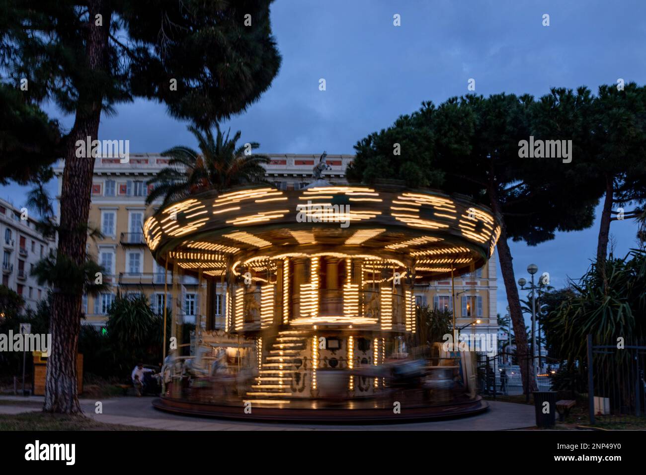 Merry=giro in movimento, di notte; Nizza Francia, lunga esposizione, movimento Foto Stock