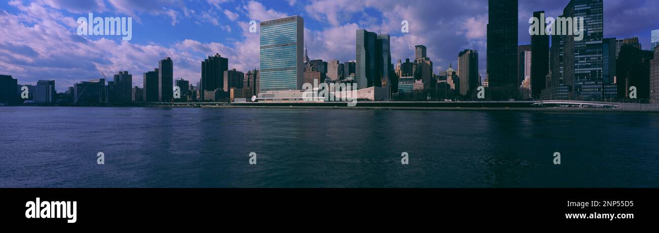 Grattacieli sul lungomare, East River, Manhattan, New York City, New York state, USA Foto Stock Grattacieli sul lungomare, East River, Manhattan, New York City, New York state, USA Foto Stock