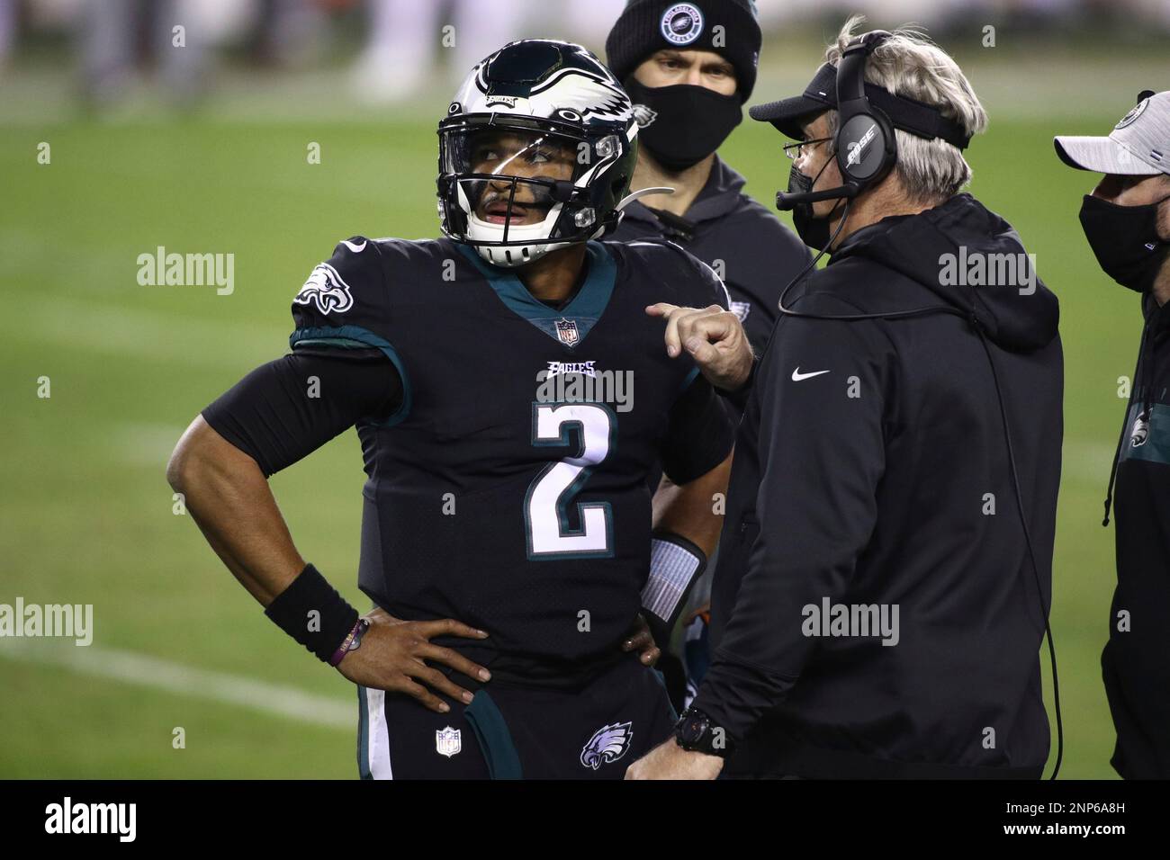 PHILADELPHIA, PA - DECEMBER 13: Eagles Head Coach Doug Pederson talks to Philadelphia Eagles Quarterback Jalen Hurts (2) in the first half during the game between the New Orleans Saints and Philadelphia Eagles on December 13, 2020 at Lincoln Financial Field in Philadelphia, PA. (Photo by Kyle Ross/Icon Sportswire) (Icon Sportswire via AP Images) Foto Stock