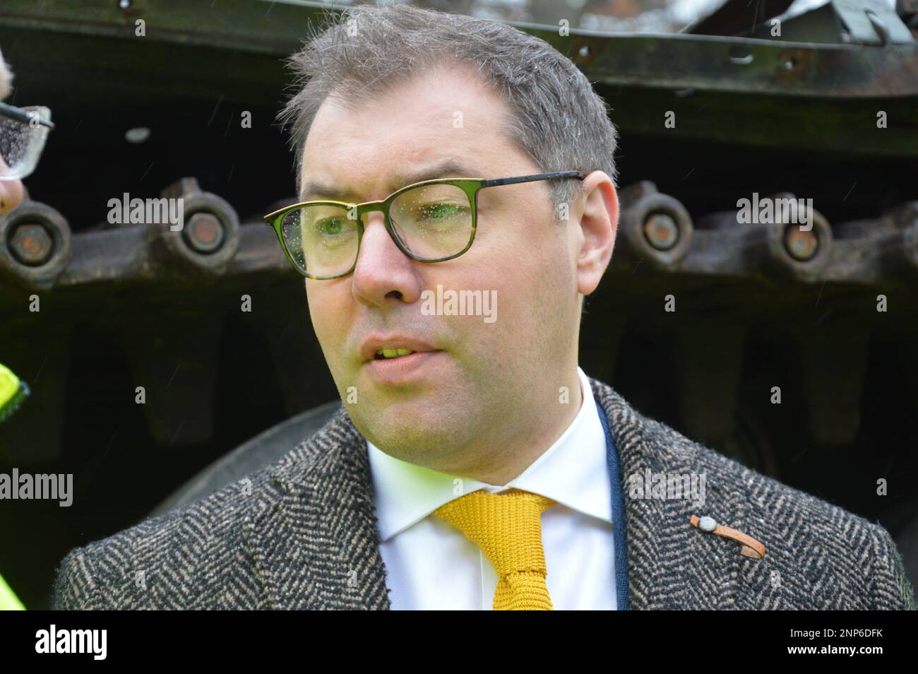 Berlino, Germania - 24 febbraio 2023 - Oleksii Makeiev, Ambasciatore dell'Ucraina in Germania, visita il Tank T-72B russo di fronte all'Ambasciata russa a Unter den Linden. Il carro armato fu destoyed dai soldati ucraini il 31 marzo 2022 durante la battaglia di Kyiv. (Foto di Markku Rainer Peltonen) Foto Stock