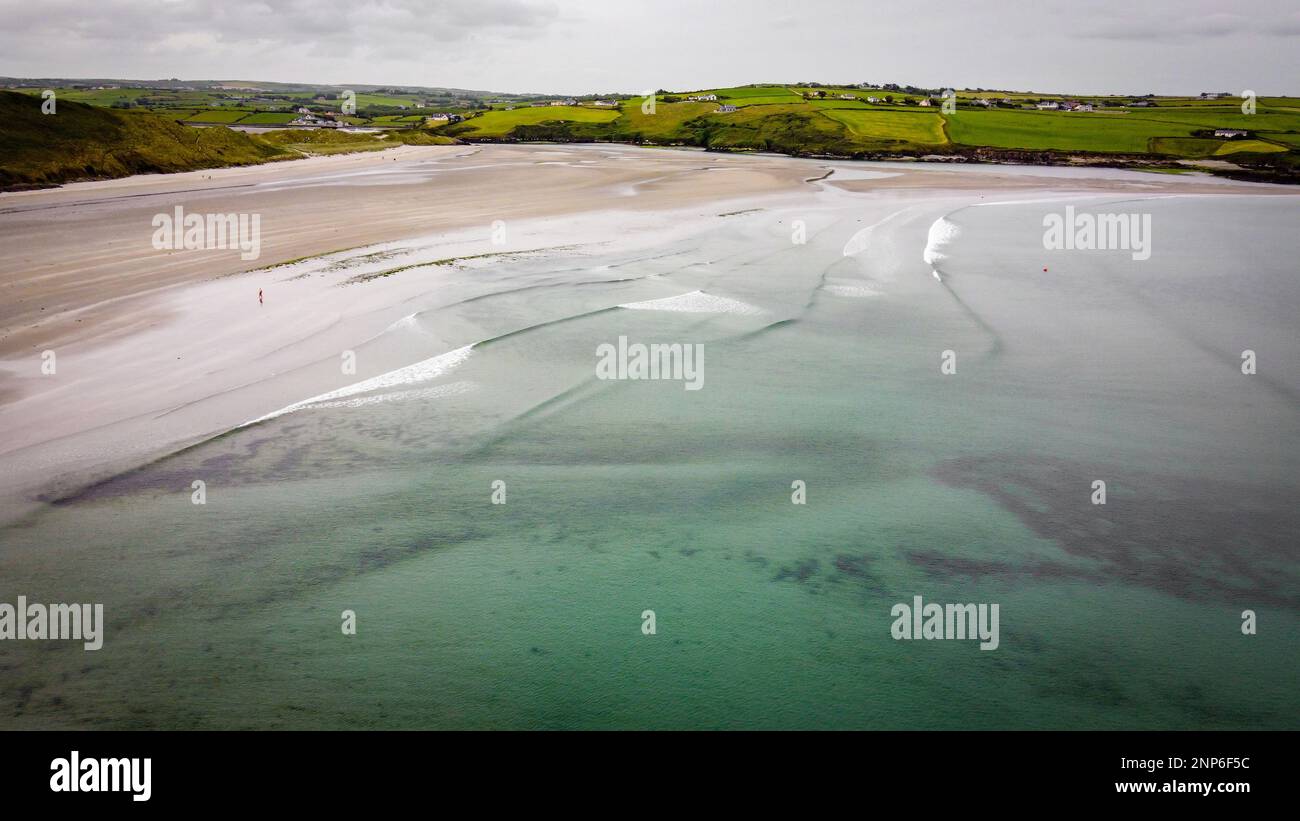 Spiaggia di Inchydoney. Paesaggio sul mare. La famosa spiaggia di sabbia irlandese. La costa dell'Oceano Atlantico. Foto Stock