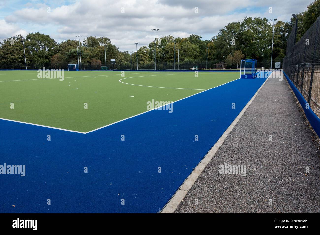 Campo da hockey vuoto per tutte le condizioni atmosferiche presso i campi da gioco della Uppingham School realizzati con erba artificiale verde, Uppingham, Rutland, Inghilterra, Regno Unito Foto Stock