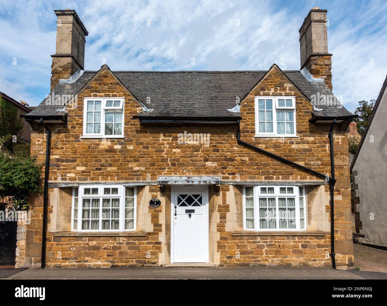 Vecchio rustico in pietra di ferro Glebe Cottage, Uppingham, Rutland, Inghilterra, Regno Unito Foto Stock