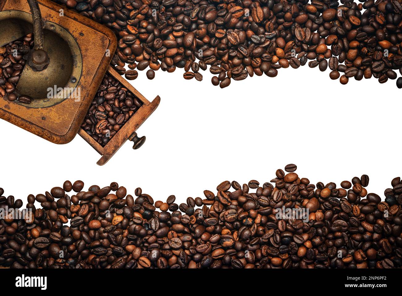 Grande gruppo di chicchi di caffè tostati e macinacaffè manuale, isolato su sfondo bianco con spazio per le copie. Composizione orizzontale. Foto Stock