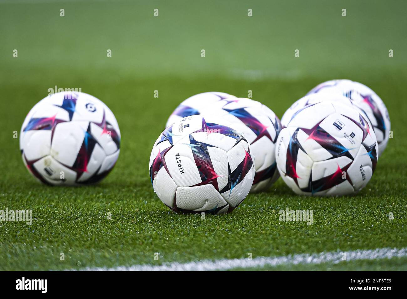 L'immagine mostra la Ligue 1 ufficiale Uber mangia la palla Kipsta durante la formazione pubblica della squadra di calcio Paris Saint-Germain (PSG) il 24 febbraio 2023 allo stadio Parc des Princes di Parigi, Francia - Foto: Victor Joly / DPPI/LiveMedia Foto Stock