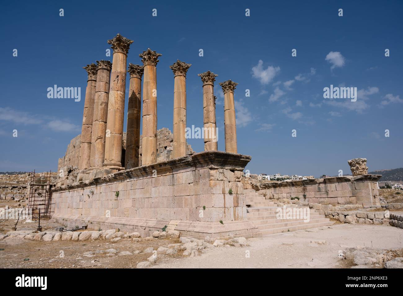Tempio di Artemide colonne corinzie o colonne nell'antica città romana di Gerasa vicino a Jerash, Giordania Foto Stock