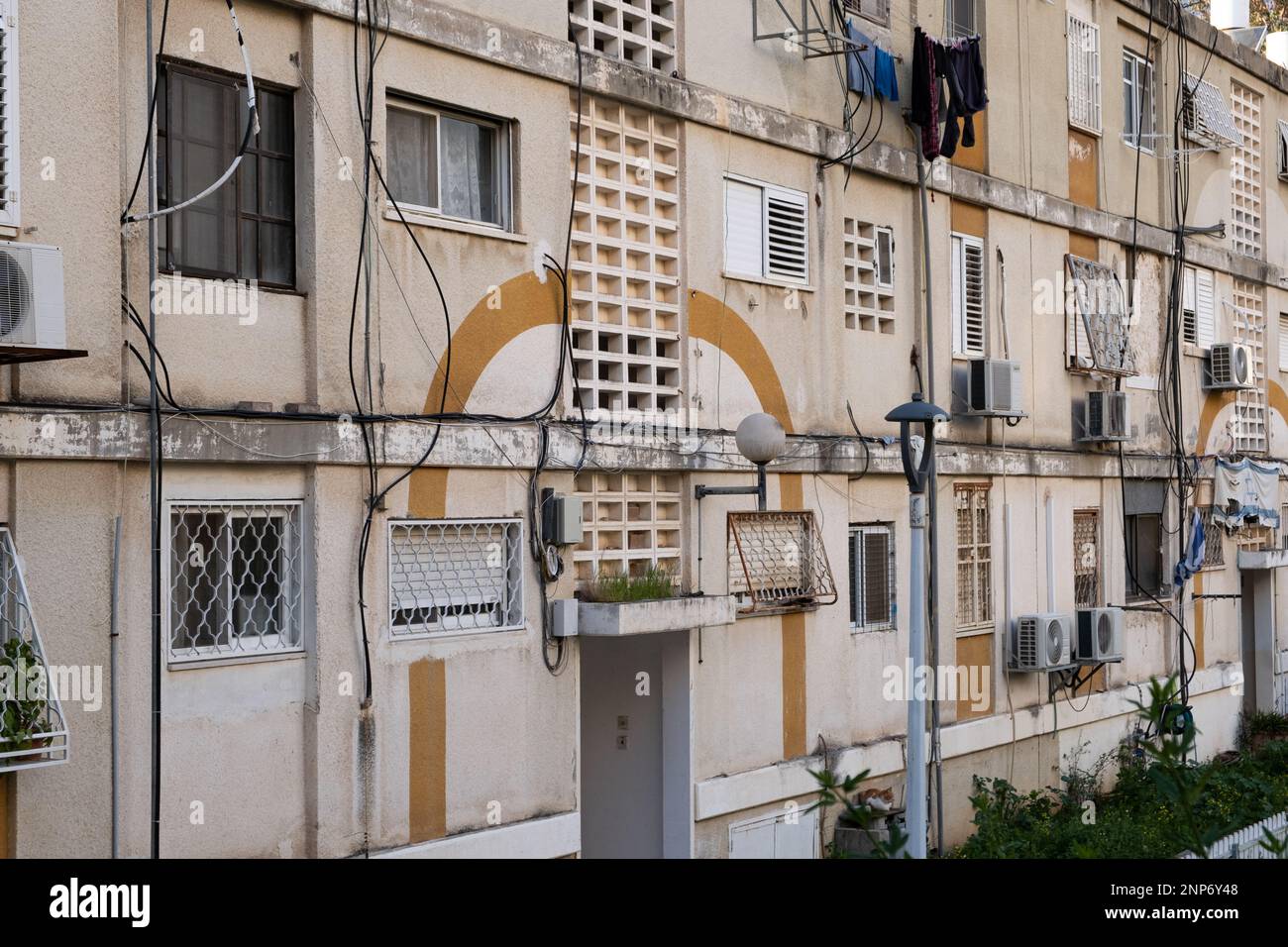 Tipica architettura antica in israele. 60s edifici con condizionatori d'aria e sistemi di tubi per rifiuti idraulici a parete. Foto Stock