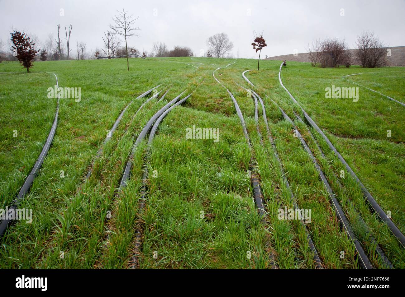 Tubi per la produzione e la distribuzione di gas. Gasdotto e metano in panorama. Foto Stock