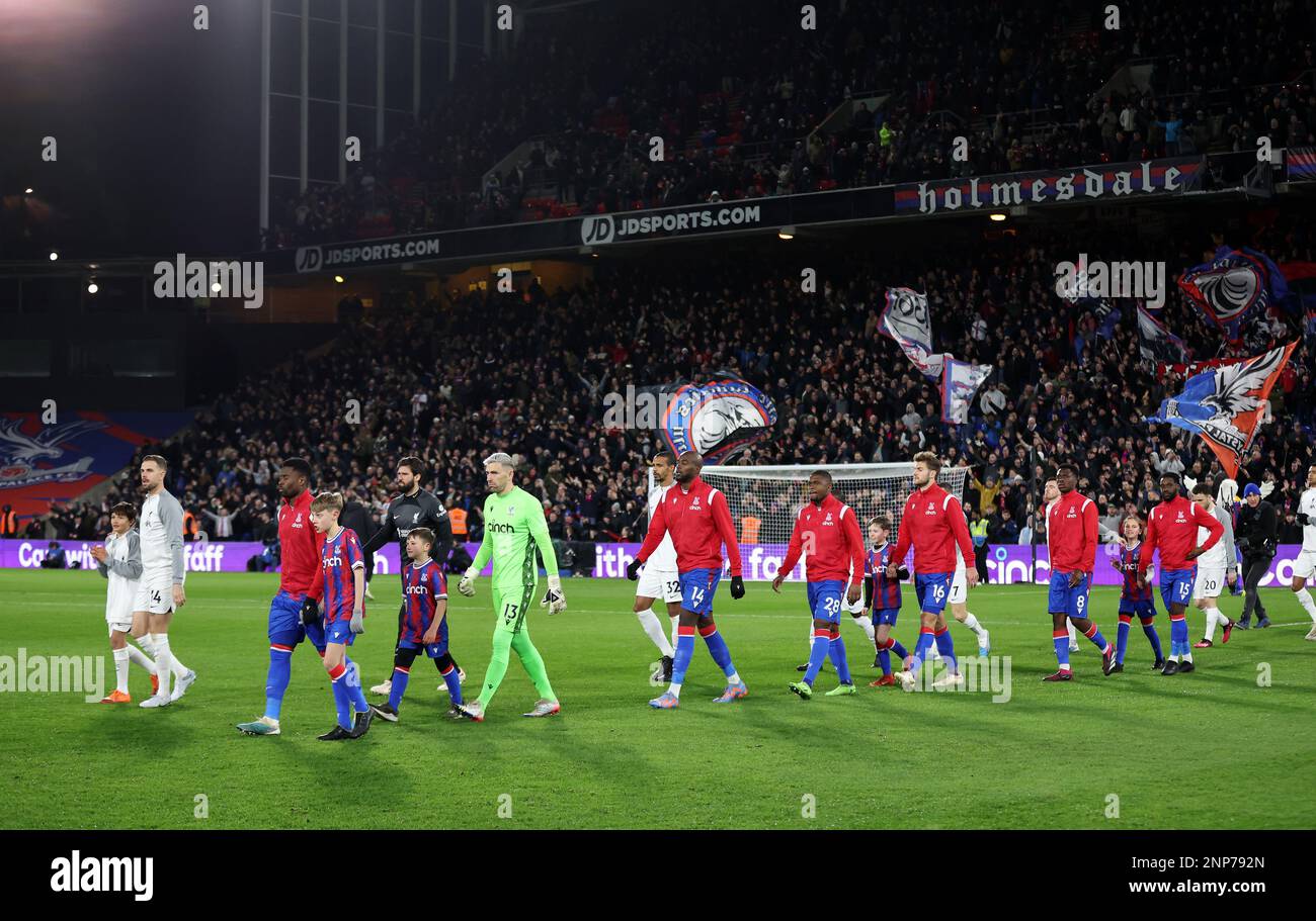 Londra, Inghilterra, 25th febbraio 2023. Crystal Palace e Liverpool entrano nel campo durante la partita della Premier League al Selhurst Park, Londra. Il credito di foto dovrebbe essere: David Klein / Sportimage Foto Stock