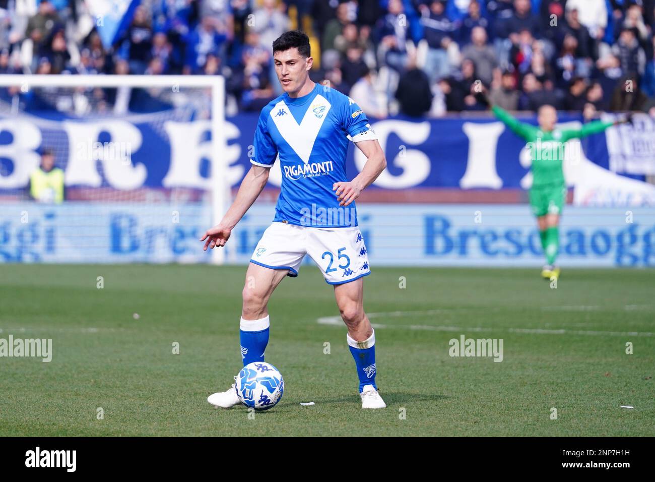 Brescia, Italia. 25th Feb, 2023. Dimitri Bisoli (Brescia Calcio) durante Brescia Calcio vs SSC Bari, partita italiana di calcio Serie B a Brescia, Italia, Febbraio 25 2023 Credit: Independent Photo Agency/Alamy Live News Foto Stock