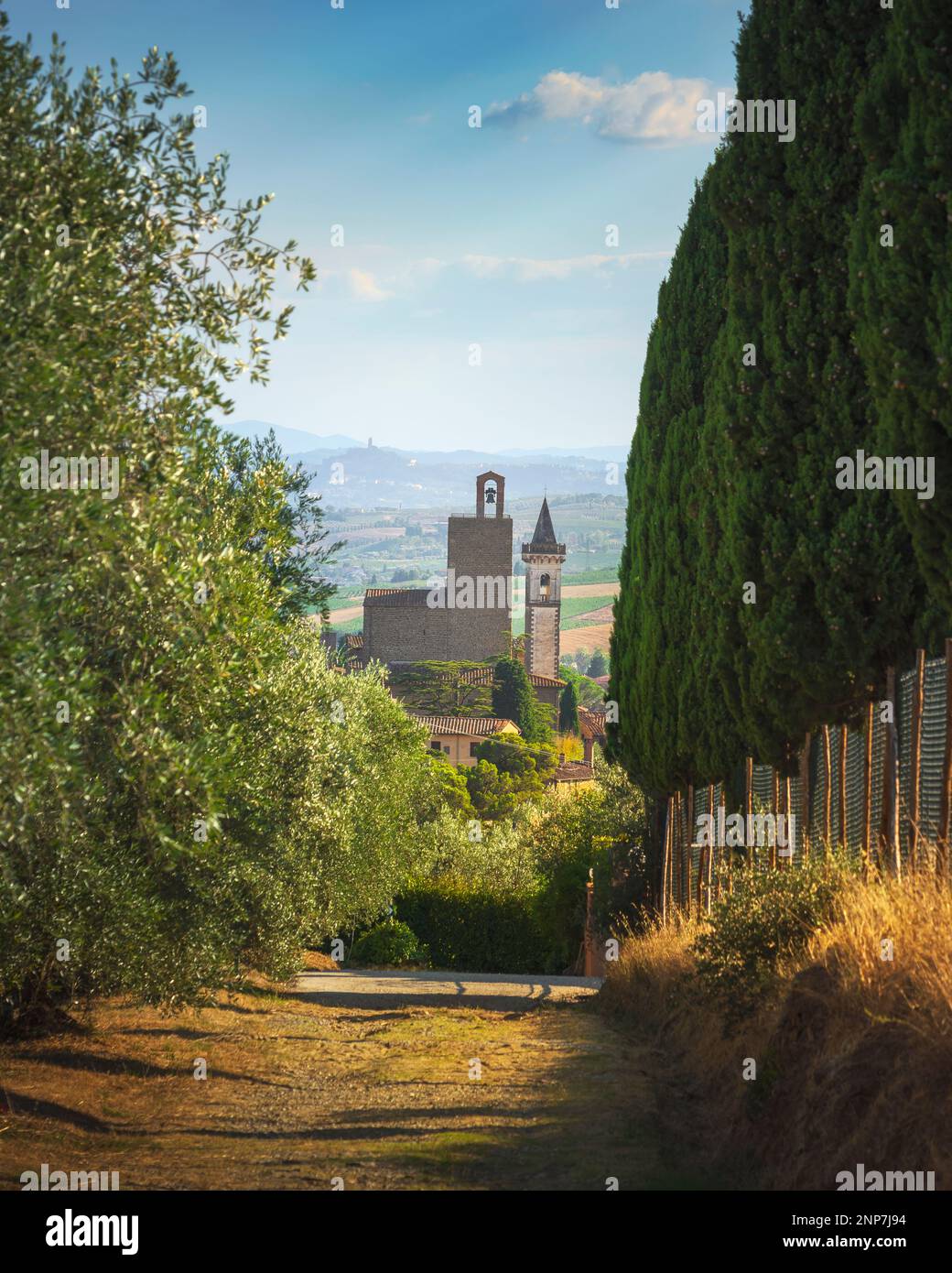 Vinci, città natale di Leonardo, vista sul Castello conti Guidi e sulla chiesa di Santa Croce da un sentiero con cipressi e ulivi. Provincia di Firenze, T Foto Stock