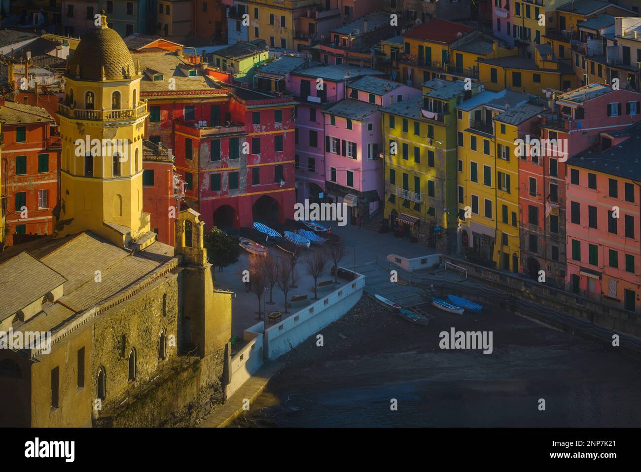 Vista dall'alto della chiesa e della piazza sul mare del colorato borgo di Vernazza. Parco Nazionale delle cinque Terre, Liguria, Italia, Europa. Foto Stock