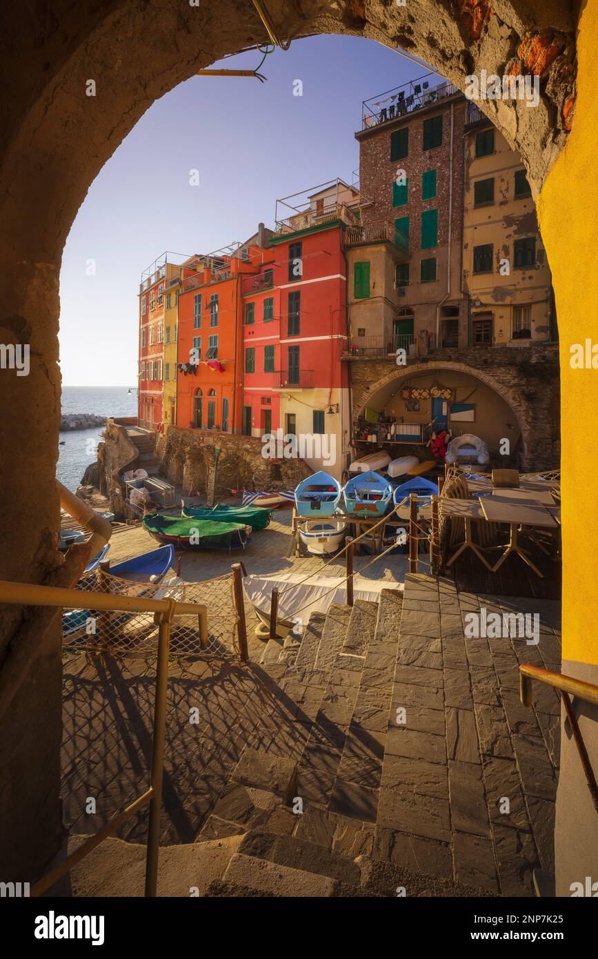 Vista da sotto un arco di barche nel villaggio di pescatori di Riomaggiore. Parco Nazionale delle cinque Terre, Liguria, Italia, Europa. Foto Stock