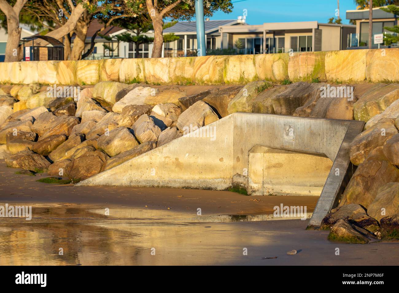 Un grande scarico comunale aperto di acqua piovana che conduce a Ettalong Beach sulla Costa Centrale del nuovo Galles del Sud in Australia Foto Stock