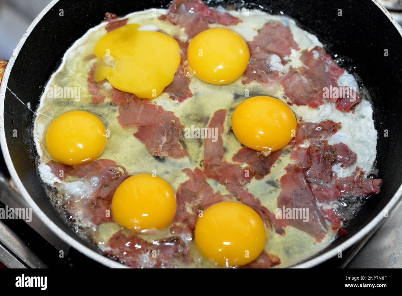 Uova da rimescolare con pastrami, un piatto a base di uova mescolate, montate o sbattute insieme mentre si scalda delicatamente, con sale, burro, olio e bl Foto Stock