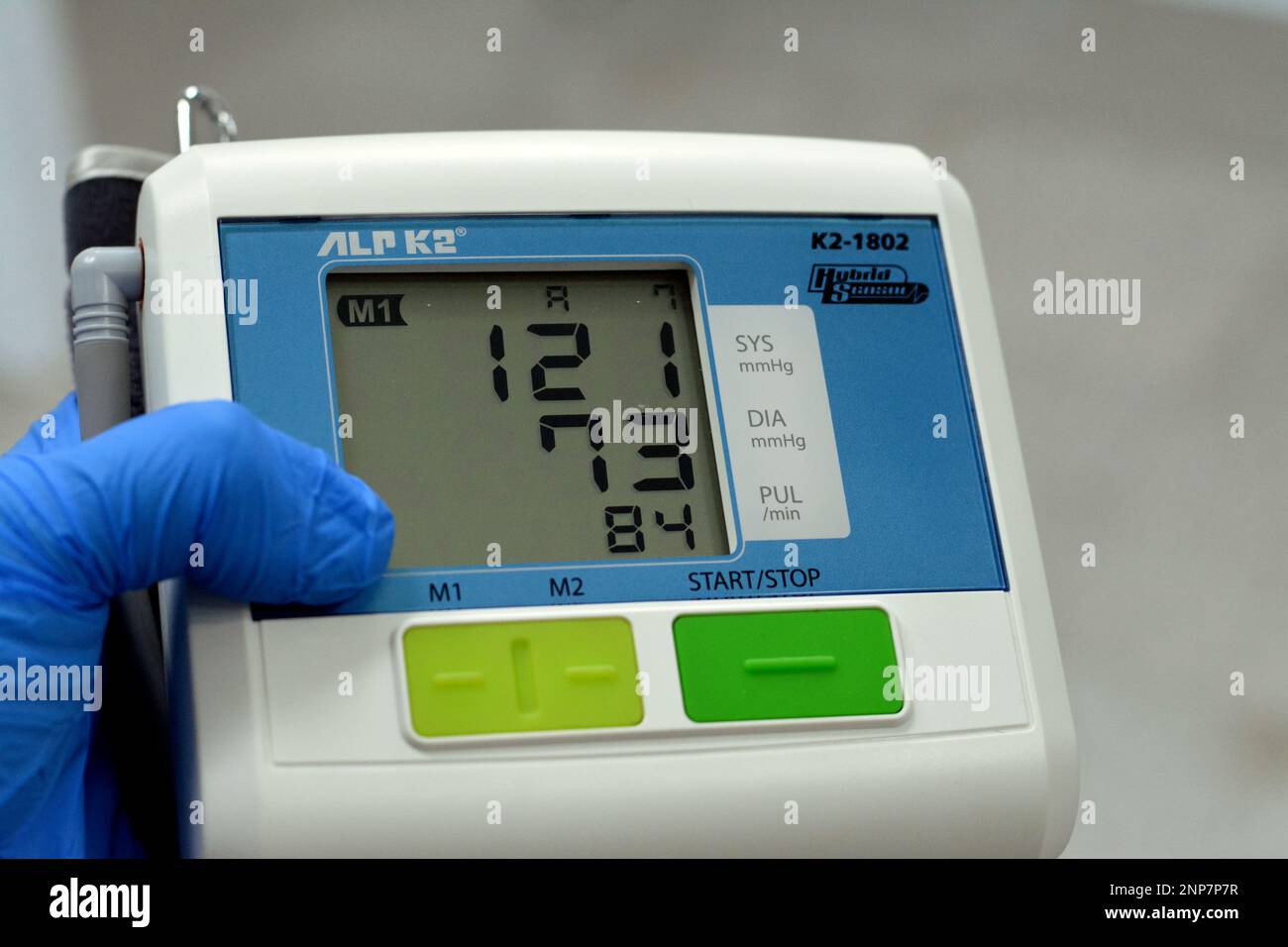 Cairo, Egitto, febbraio 11 2023: ALP K2 intelligente preciso e facile da usare pressione sanguigna digitale e il monitoraggio del polso, giapponese fatto mostrando normale run Foto Stock