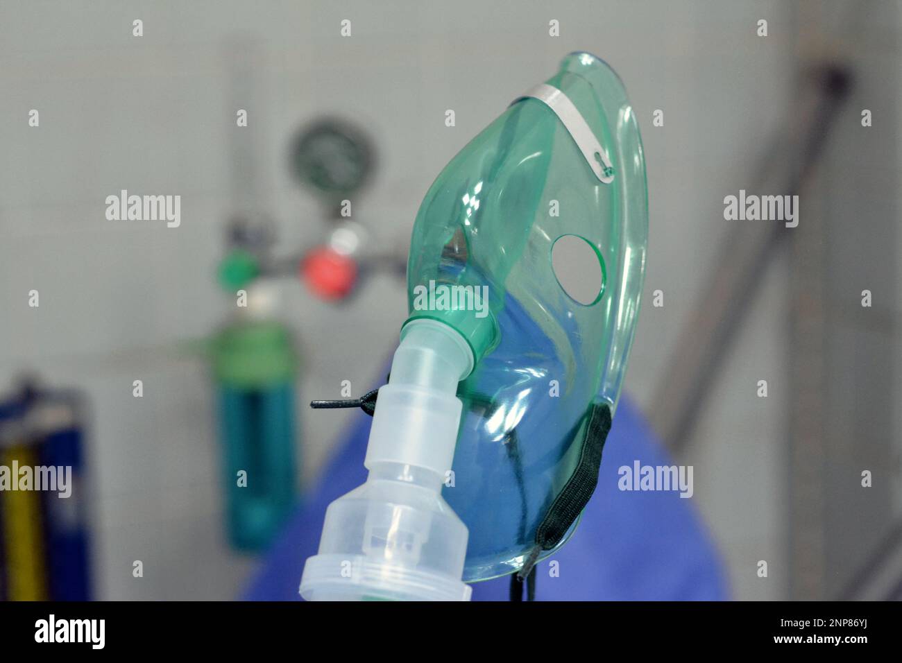 Un nebulizzatore o maschera nebulizzatore che è collegato a una bombola di ossigeno o a un dispositivo di somministrazione del farmaco utilizzato per somministrare un farmaco sotto forma di inalazione di nebbia Foto Stock