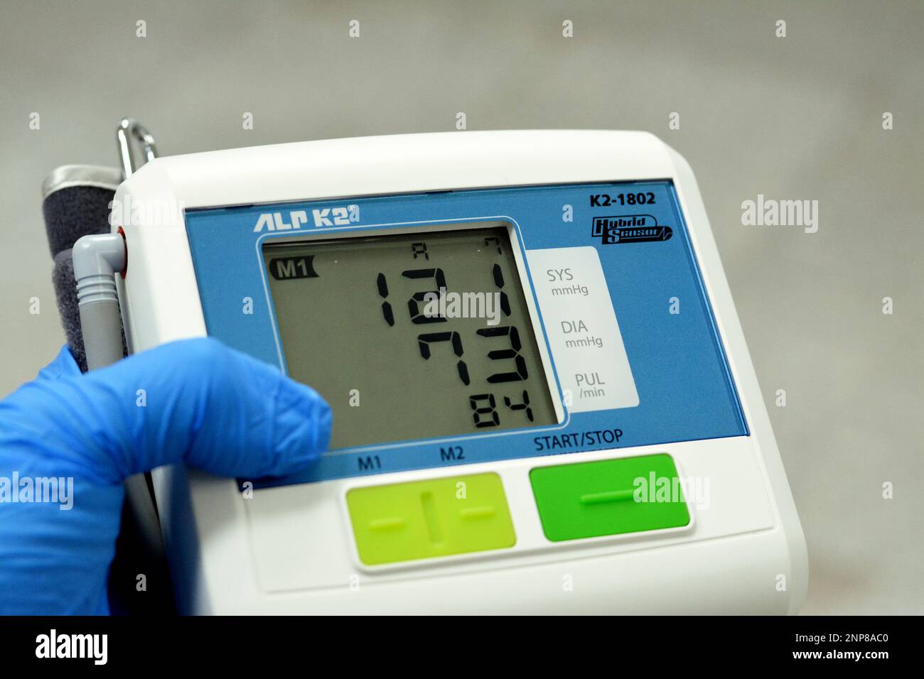 Cairo, Egitto, febbraio 11 2023: ALP K2 intelligente preciso e facile da usare pressione sanguigna digitale e il monitoraggio del polso, giapponese fatto mostrando normale run Foto Stock