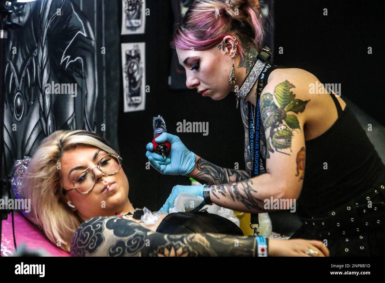 Tatuatori che indossano guanti neri immagini e fotografie stock ad alta  risoluzione - Alamy