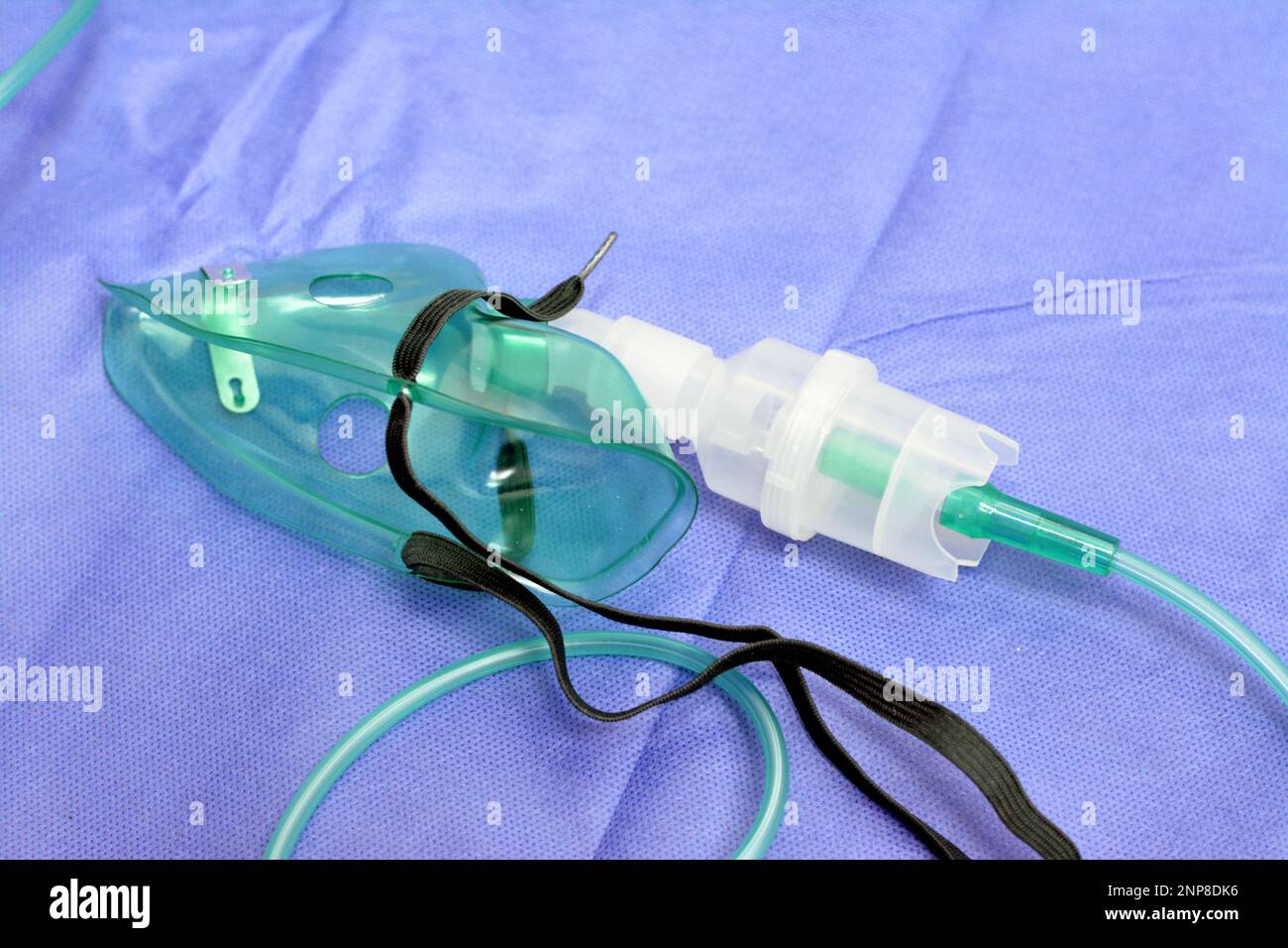 Un nebulizzatore o maschera nebulizzatore che è collegato a una bombola di ossigeno o a un dispositivo di somministrazione del farmaco utilizzato per somministrare un farmaco sotto forma di inalazione di nebbia Foto Stock