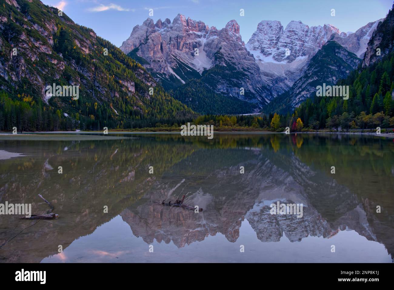 Location:46°38'00,8'N 12°13'53,1'e Dürrensee, 39034 Dobbiaco, Provincia Autonoma di Bolzano – Alto Adige, Italia preso @Dobbiaco, Italia Foto Stock